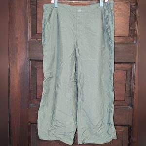 2/$30 Super light cropped pants